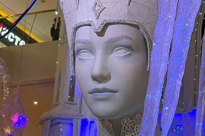 Гигантская Снежная королева «поселилась» в торговом центре в Минске